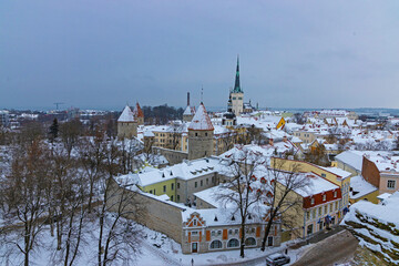 Obraz premium view over Tallinn with snow covered roofs in winter