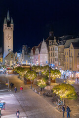Christkindlmarkt der Stadt Straubing in Niederbayern bei Nacht