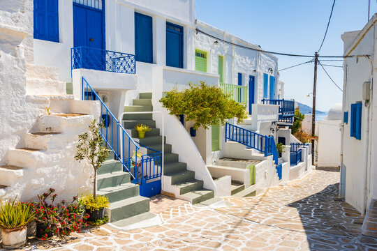Fototapeta Narrow streets with typical Greek style architecture in Kimolos village, Kimolos island, Cyclades, Greece