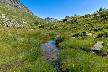 From Pont Breuil to Colle del Nivolet, a spectacular path follows the Nivolet stream - Dora del Nivolet. Walking across the marshy highland pastures, one can enjoy breathtaking scenic views.
