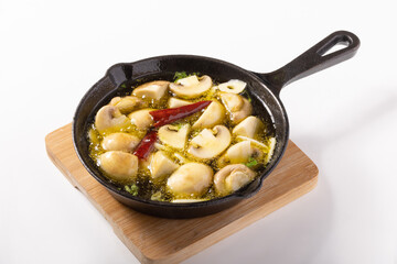 ホワイトマッシュルームのアヒージョ