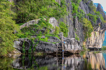Fototapeta na wymiar Mágico paisaje tropical de ensueño con formaciones rocosas de estilo tsingy en un lago de Tailandia.