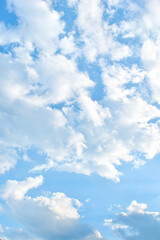 Imagen vertical de nubes blancas esponjosas en un cielo azul de dia