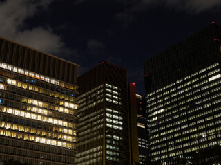 東京の都心の高層ビル群の夜景の風景