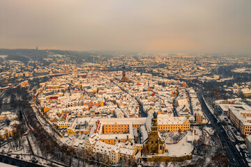 Obraz premium Panorama Luftbildaufnahme von Amberg in Bayern bei Sonnenuntergang im Winter mit schneebedeckten Dächern