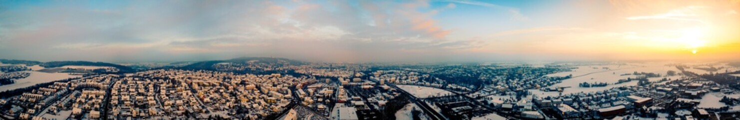 Panorama Luftbildaufnahme von Amberg in Bayern bei Sonnenuntergang im Winter mit schneebedeckten...