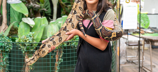 蛇と記念撮影する女子／スネークセンター