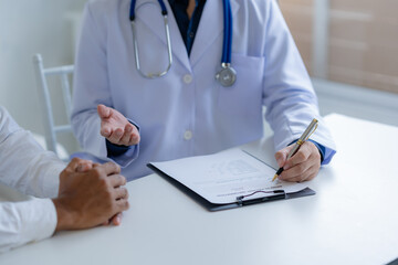 Doctor and patient are discussing consultation about symptom problem. Doctor explained the patient's condition and how to care for the patient in detail.