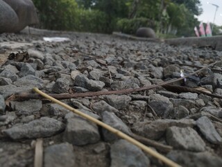 Jalan setapak berbatu di pinggir taman 