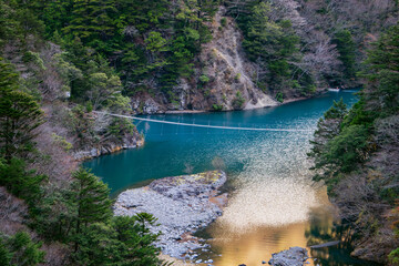 夢の吊橋がある青い大間ダム湖の風景【寸又峡】日本静岡県