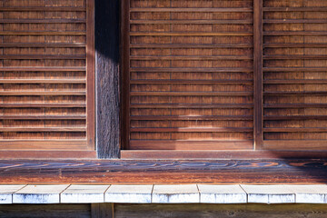 寺の本堂の茶色い木戸と白い縁側