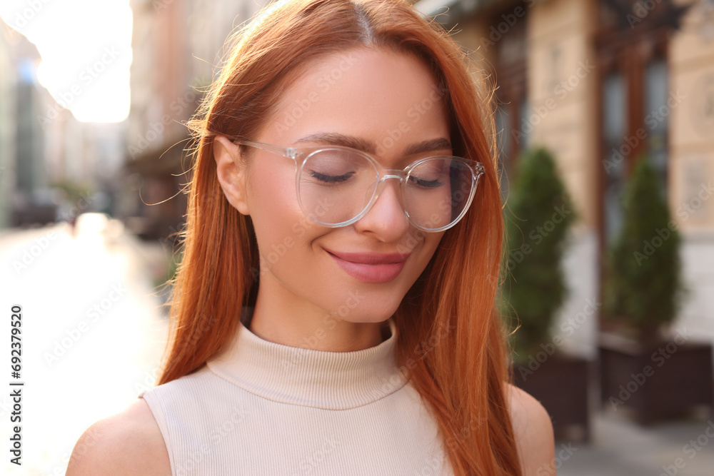 Poster Portrait of beautiful woman in glasses outdoors