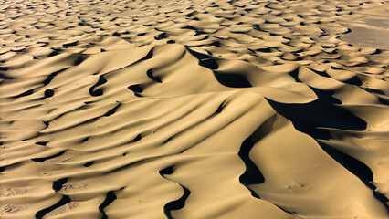Fototapeta na wymiar Une photo aérienne des dunes dans le désert .