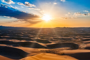Sonnenuntergang über den Sanddünen der Wüste Gobi, Mongolei