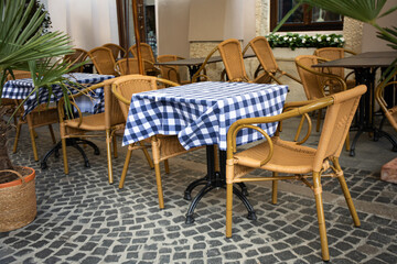 A beautiful table with chairs outside near the cafe