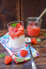 erdbeeren joghurt dessert im glas 