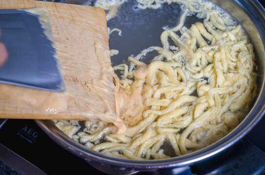 sp&auml;tzle mit hand schaben zubereiten 