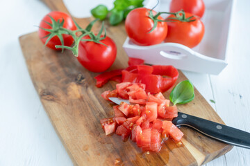 tomaten schälen und in würfel 