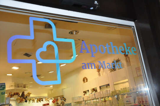 Apotheke am Markt #Schaufenster mit Logo und blauer Schrift von au&szlig;en fotografiert.