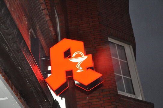 Apotheken A Logo #Symbol f&uuml;r den &auml;rztlichen Beruf mit Schlange und Kelch.