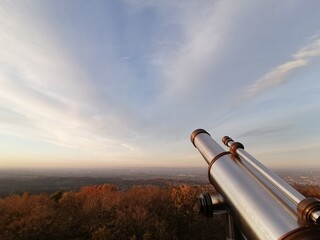 Fernrohr an einem Aussichtspunkt in der Natur im Herbst