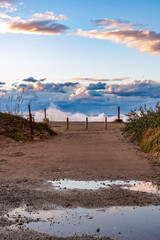 夕陽を浴びる日本海の荒波（石川県白山市）