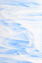 抽象的な流れるイメージの青と白の背景素材 - 692408742