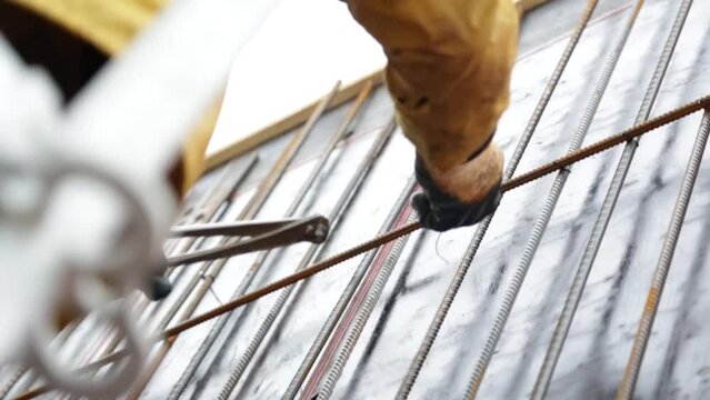 Dr&auml;hte werden auf Baustelle gedreht