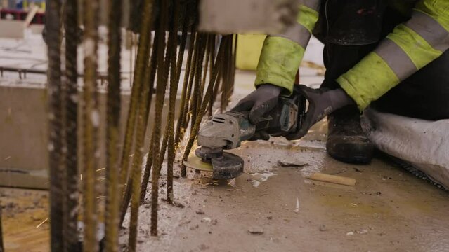 Flex schneidet Metalstangen auf Baustelle