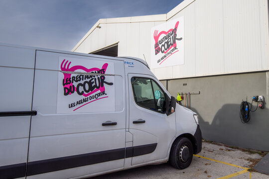 le logo des restaurants du coeur sur un camion et la fa&ccedil;ade de l'entrepot de distribution de l'association caritative d'aide cr&eacute;e par Coluche (Michel Colucci).