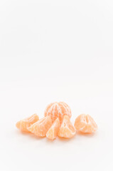 immagine con primo piano di frutti di mandarino, clementina su superficie bianca