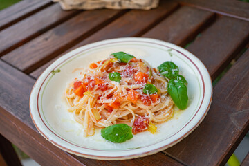 pastagericht auf schönen teller 