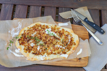 pizza fladen brot mit kraut speck 