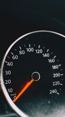 Tacómetro cuentakilómetros de un coche