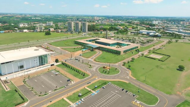 Regi&atilde;o do Teatro Municipal, prefeitura e condom&iacute;nios em Paul&iacute;nia (Paul&iacute;nia) SP, interior de S&atilde;o Paulo. Brasil.