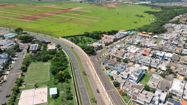 Regi&atilde;o do Teatro Municipal, prefeitura e condom&iacute;nios em Paul&iacute;nia (Paul&iacute;nia) SP, interior de S&atilde;o Paulo. Brasil.