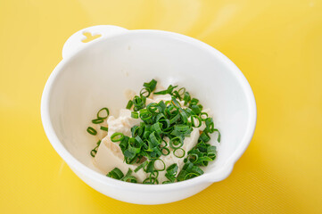 ボウルに入った刻みねぎと絹ごし豆腐