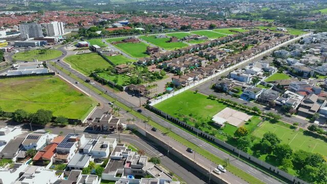 Regi&atilde;o do Teatro Municipal, prefeitura e condom&iacute;nios em Paul&iacute;nia (Paul&iacute;nia) SP, interior de S&atilde;o Paulo. Brasil.