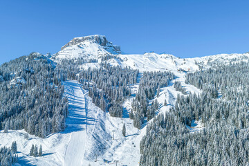 Pulverschnee, blauer Himmel und beste Bedingungen für Skifahrer am Hohen Ifen im Kleinwalsertal