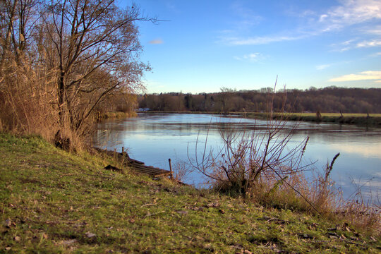 Landschaft am Ufer der Saale in der warmen Winterzeit