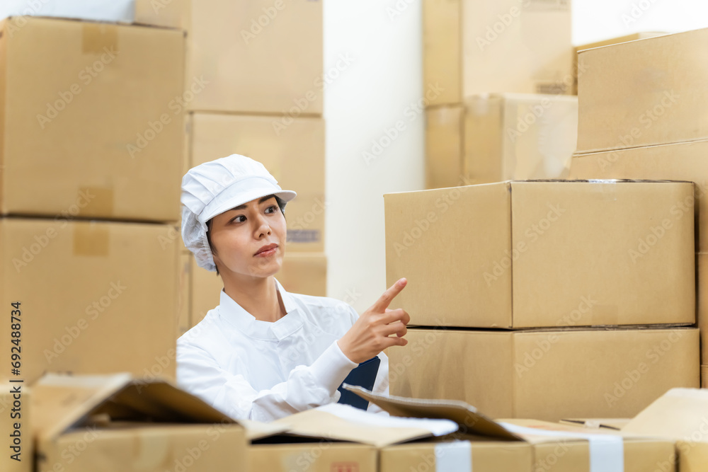 Aufkleber 倉庫で商品をチェックする白衣の女性
