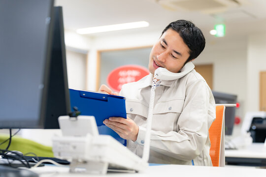 オフィスで電話応対する従業員