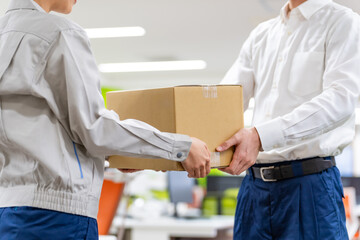 荷物を受け渡す作業員