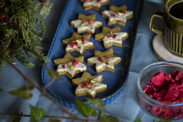 Obraz na płótnie Canvas Christmas pistachio butter sweets with dehydrated raspberries, vykrajované cukroví, czech xmas candy, star shape, linecké, freeze dryied fruit