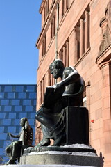 Aristoteles und Sokrates vor der Uni Freiburg im Winter
