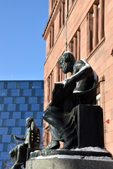 Aristoteles und Sokrates vor der Uni Freiburg im Winter