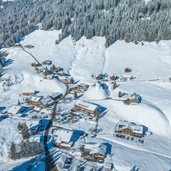 Baad im Winter, eine idyllisch gelegene Ortschaft im hinteren Kleinwalsertal