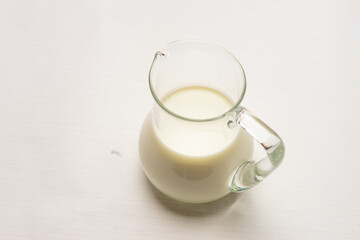 milch in einer durchsichtigen karaffe 