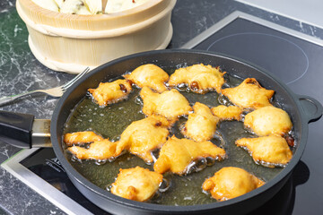 nonnenfürzle Schmalzkuchen, Kreppeln, Kräppelchen, Krapfen, Feuerspatzen, Nonnenfürzle, Mäuse, Nautzen, Muzen oder Mutzenmandeln