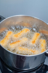 kroketten im öl bei der zubereitung 